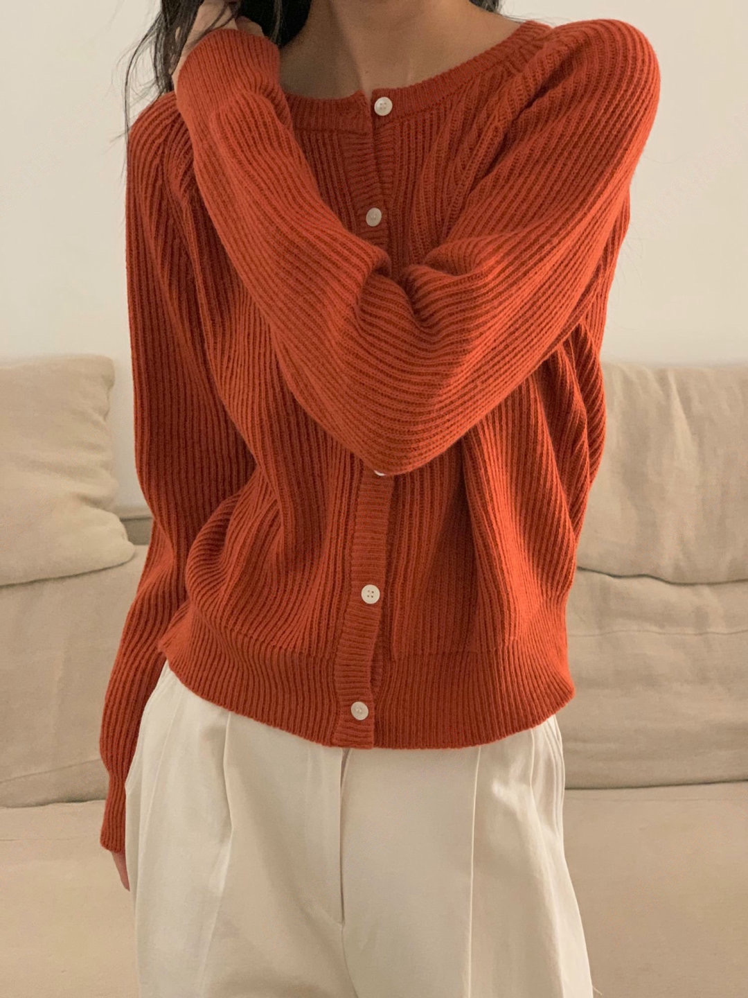 多色款圓領坑紋排釦針織衫