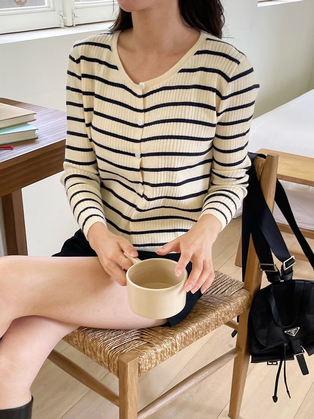 （客訂勿下單)圓領排釦細坑紋薄針織衫