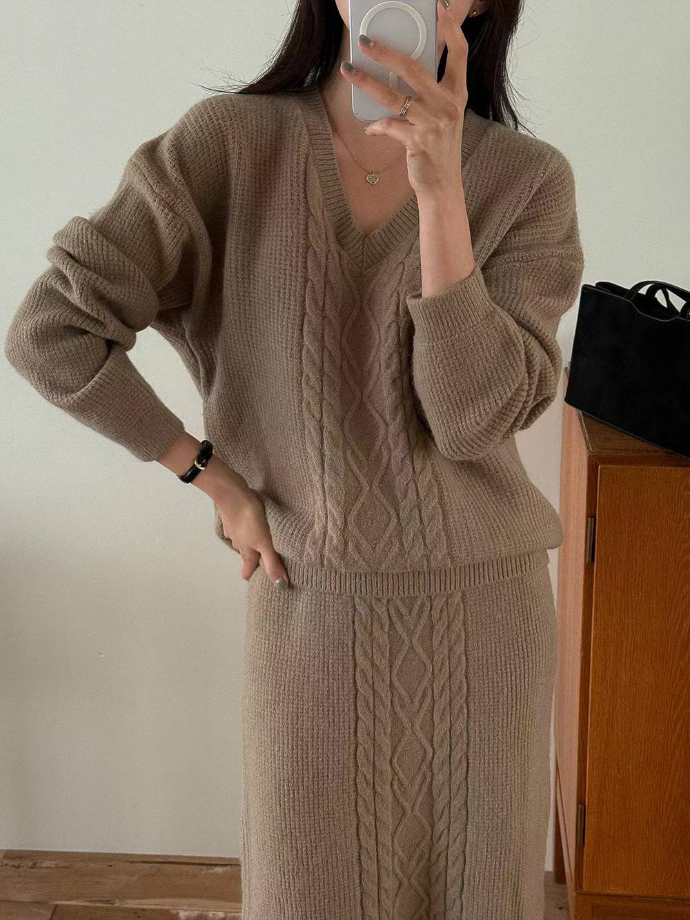 Ｖ領麻花針織衫＋後開衩針織長裙SET