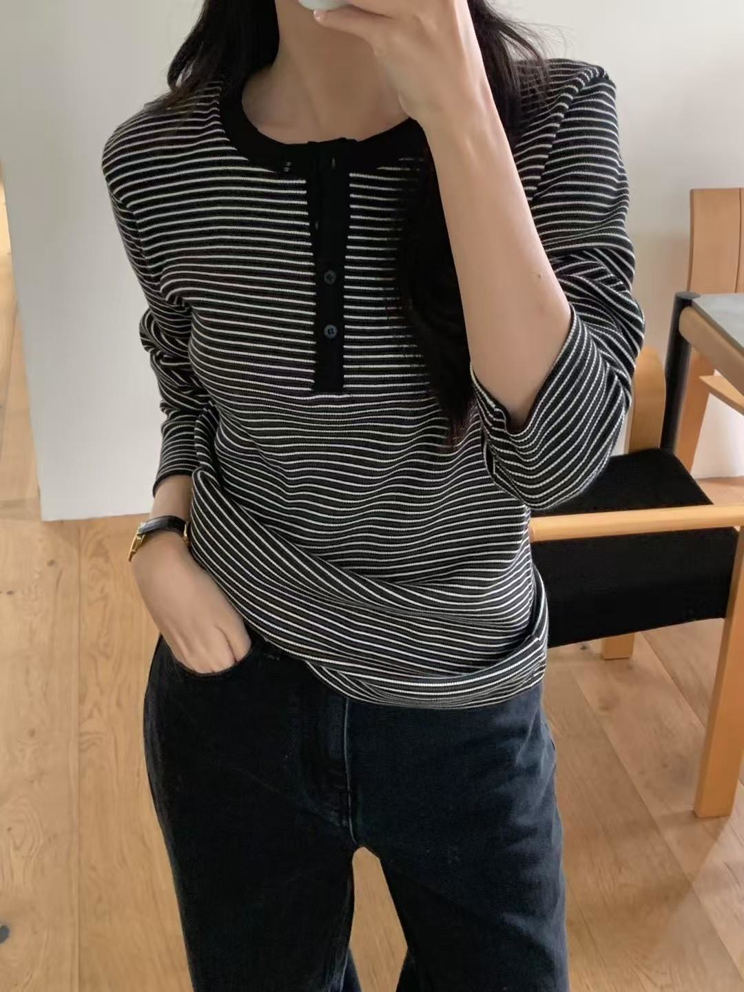 百搭半排扣條紋長T