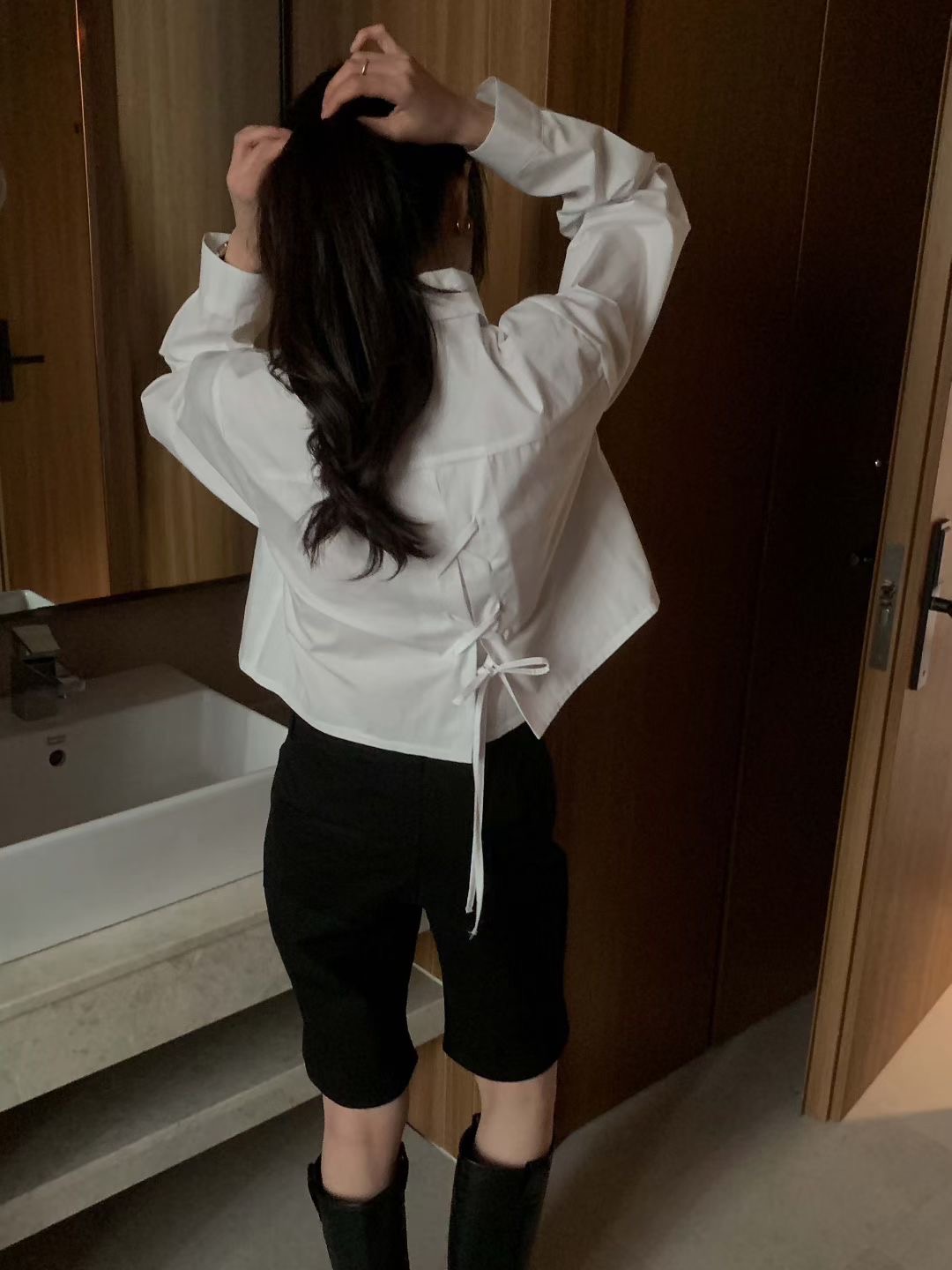 背後交叉綁繩造型短版襯衫