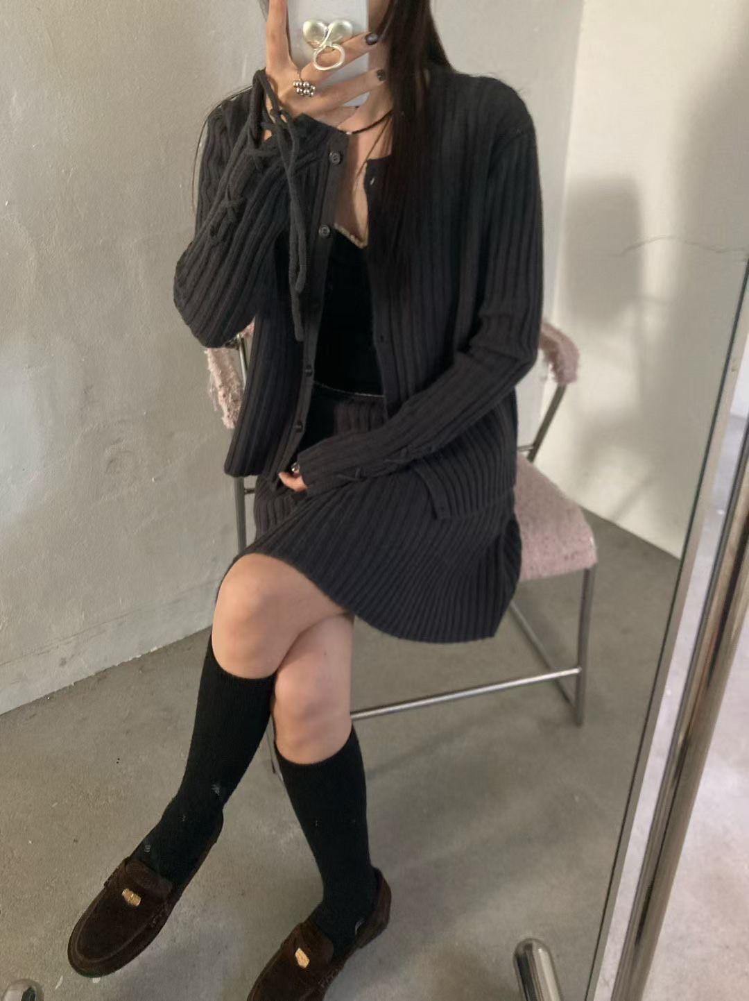 坑條針織排釦上衣+三分裙SET