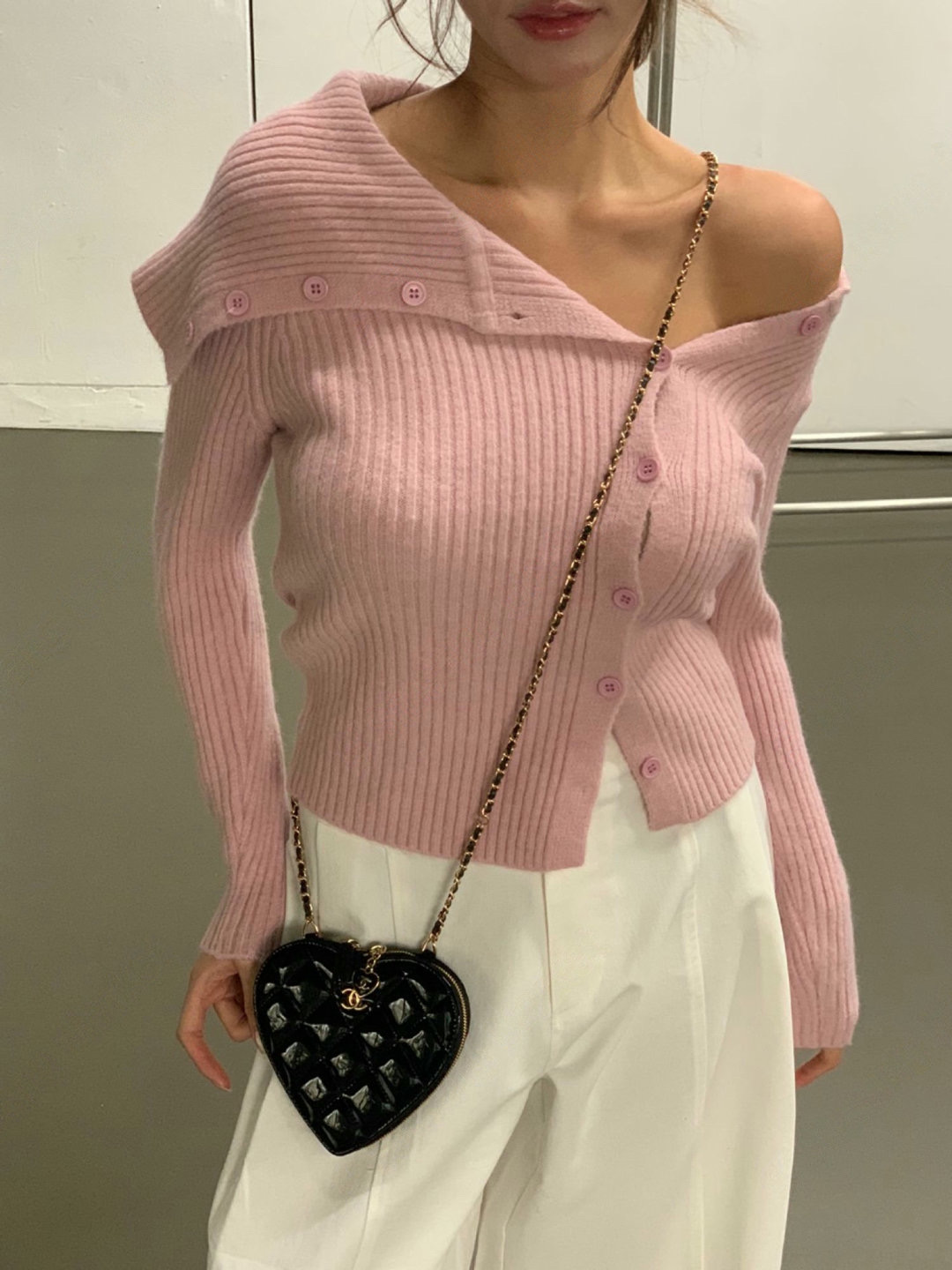 翻領露肩排釦坑紋針織衫