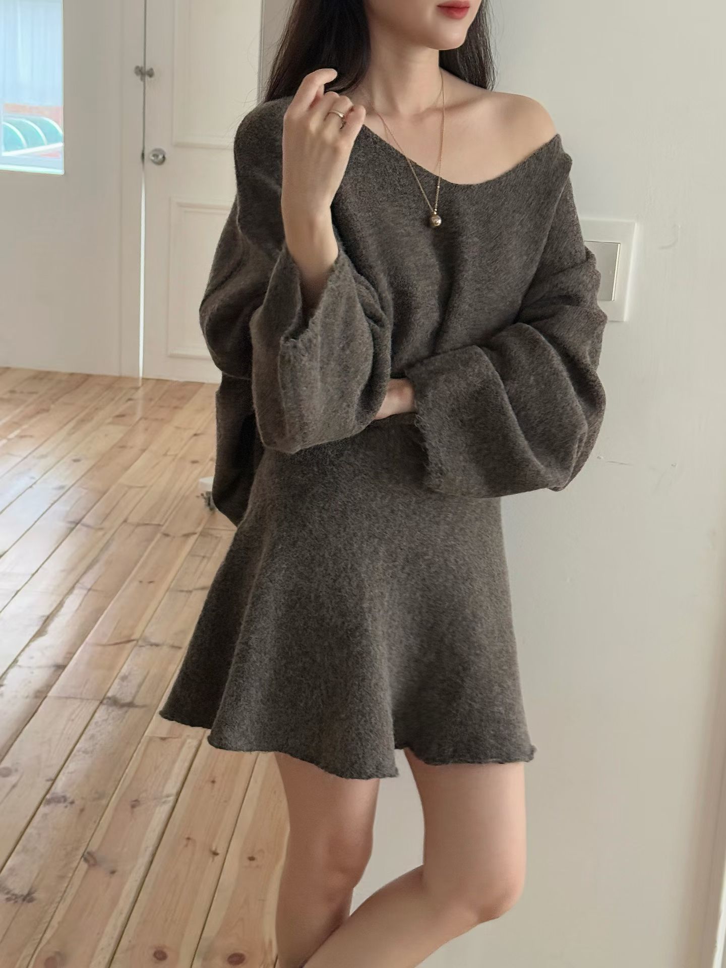 素色Ｖ領寬鬆針織衫＋針織短裙SET