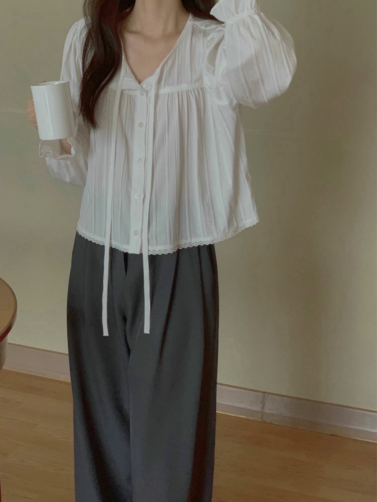 綁結領喇叭袖壓摺排釦襯衫