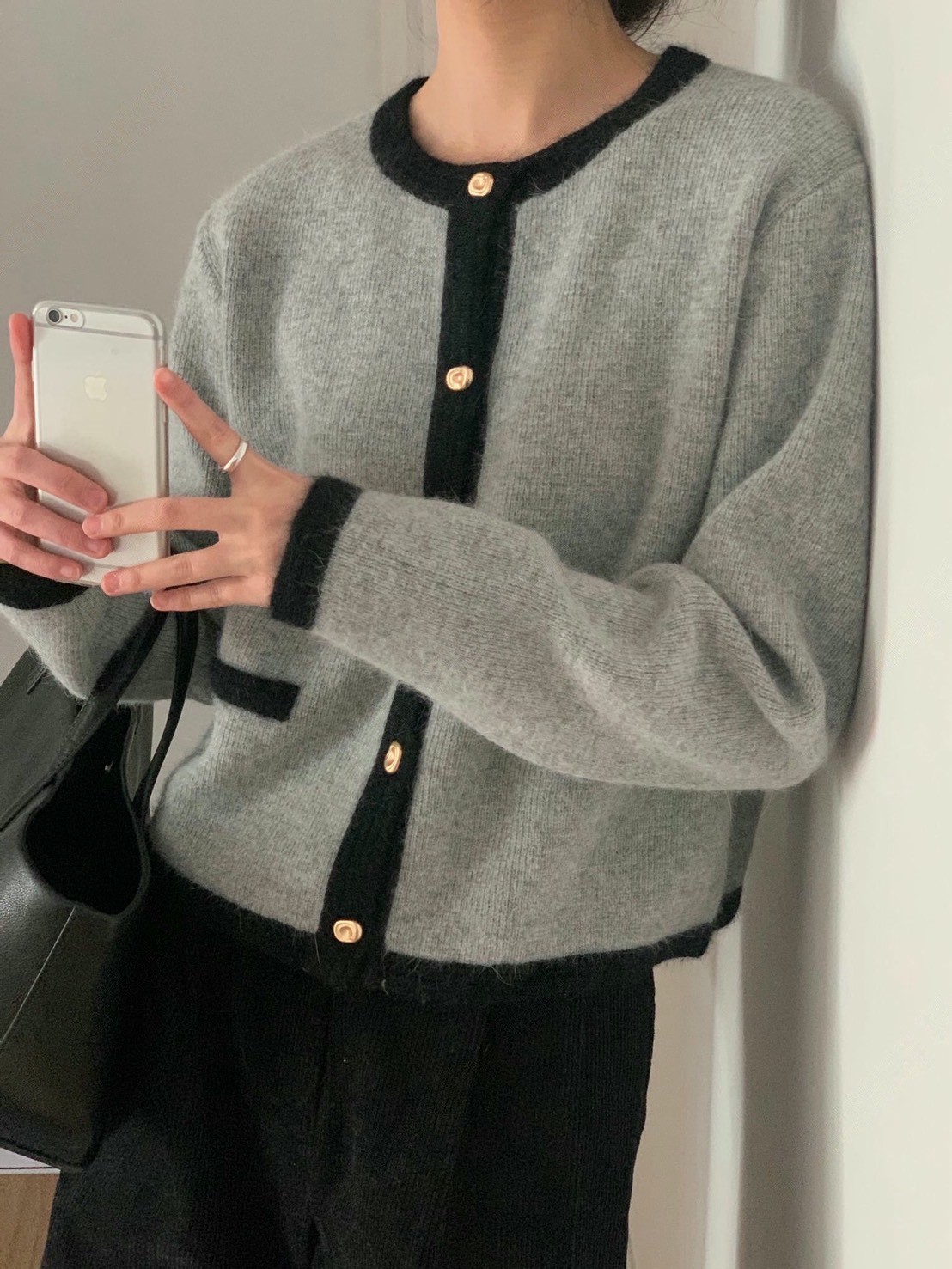 圓領撞色滾邊金釦毛款針織衣