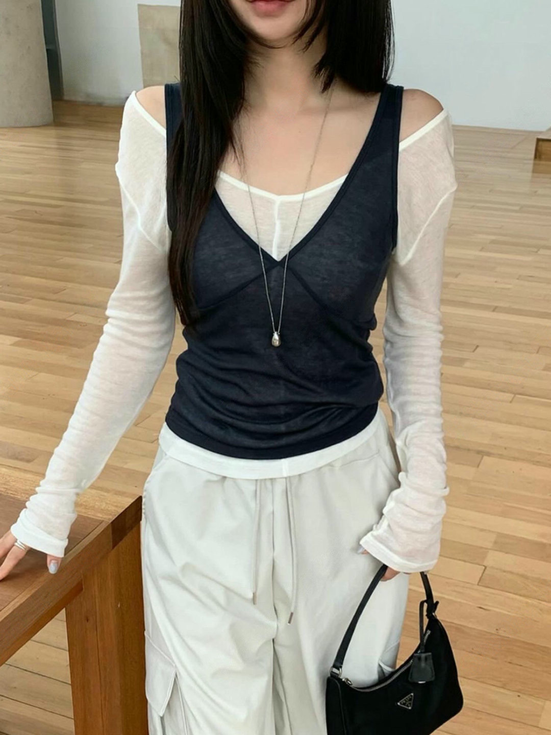 Ｖ領背心+透感薄款Ｔ兩件式SET