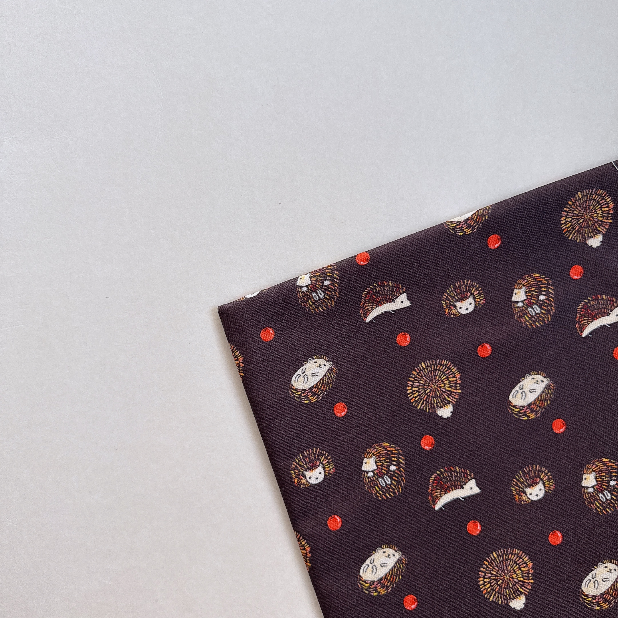 【 選布 】黑底刺蝟 79