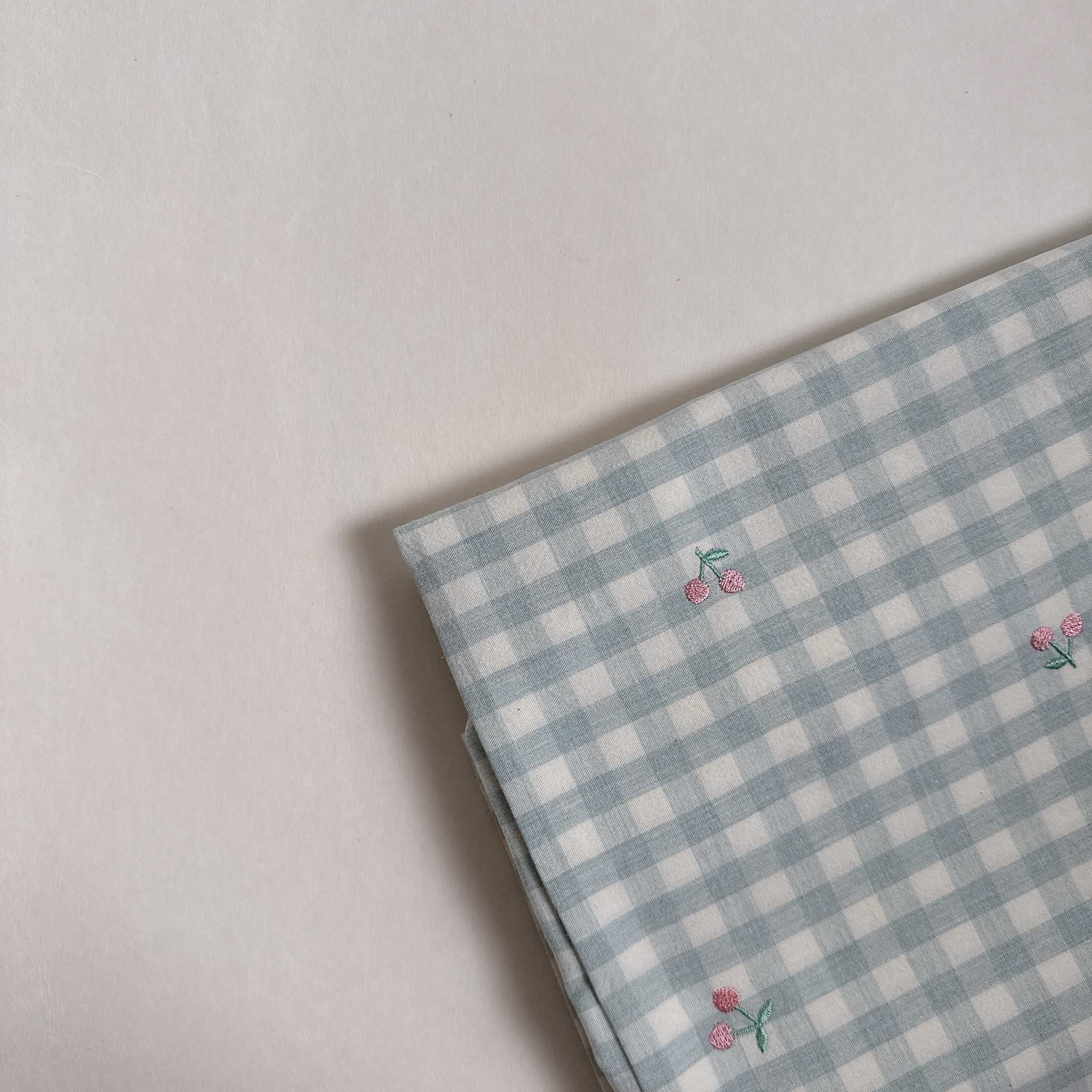 【 選布 】櫻桃刺繡綠色格子 - 水洗棉