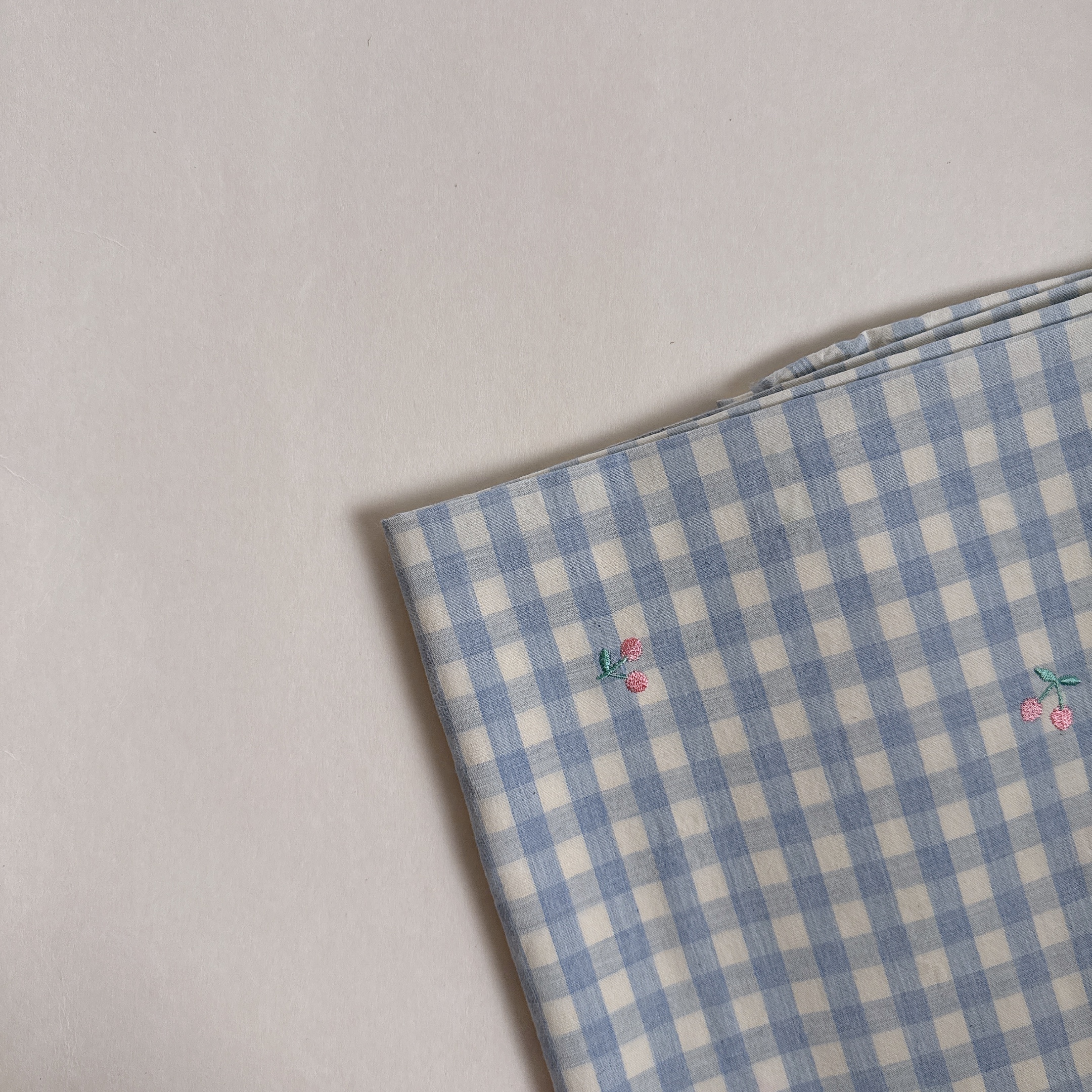 【 選布 】櫻桃刺繡藍色格子 - 水洗棉