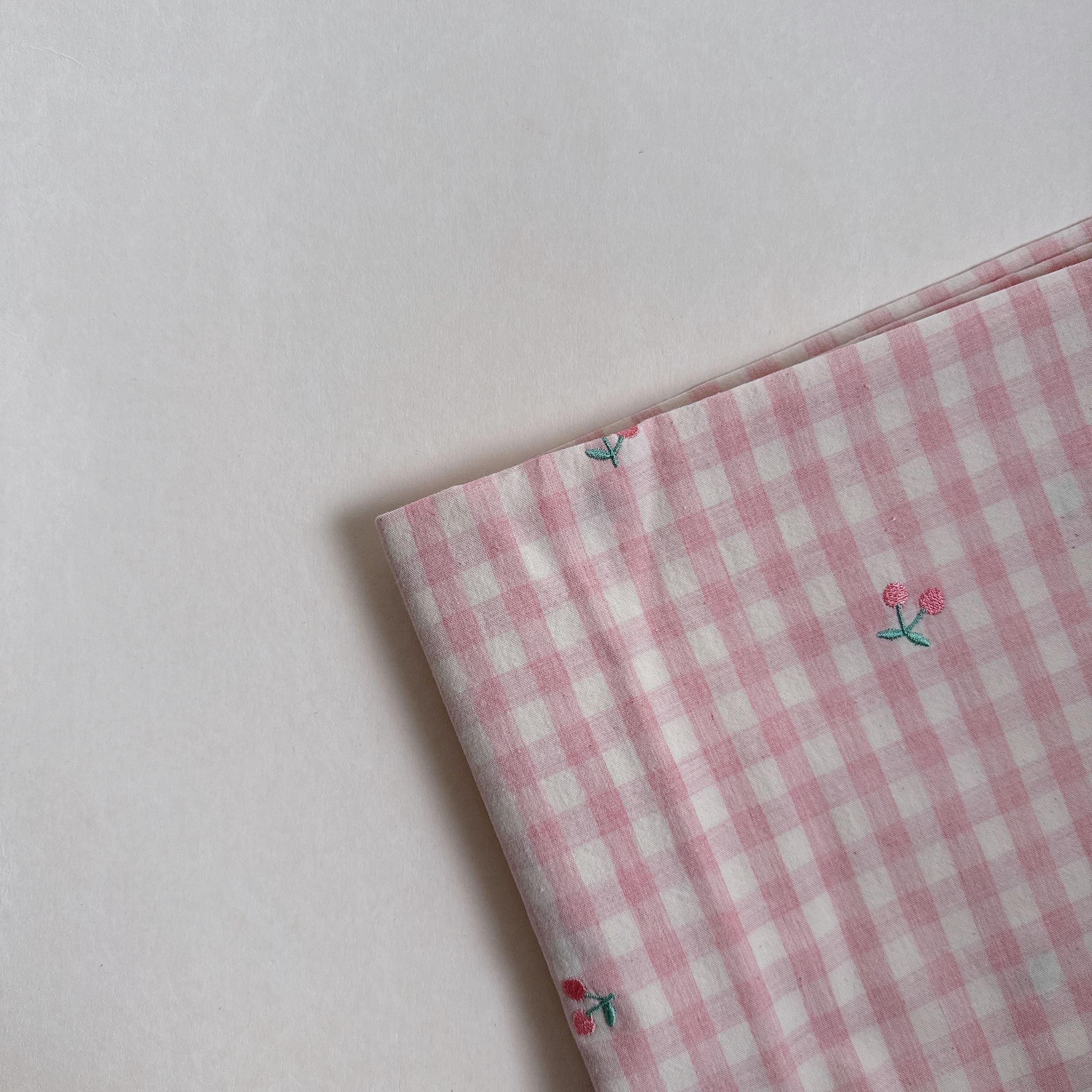 【 選布 】櫻桃刺繡粉色格子 - 水洗棉