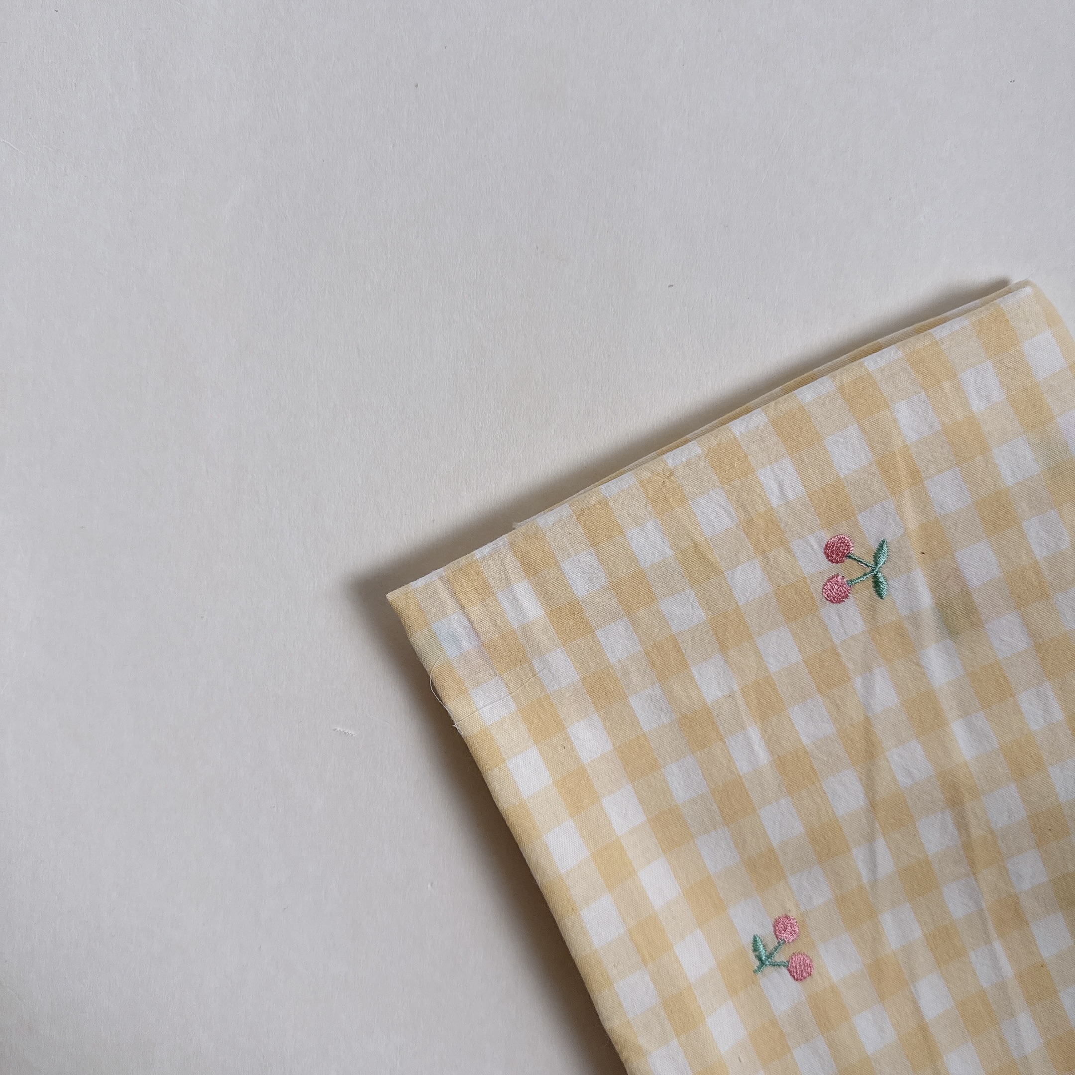 【 選布 】櫻桃刺繡黃色格子 - 水洗棉