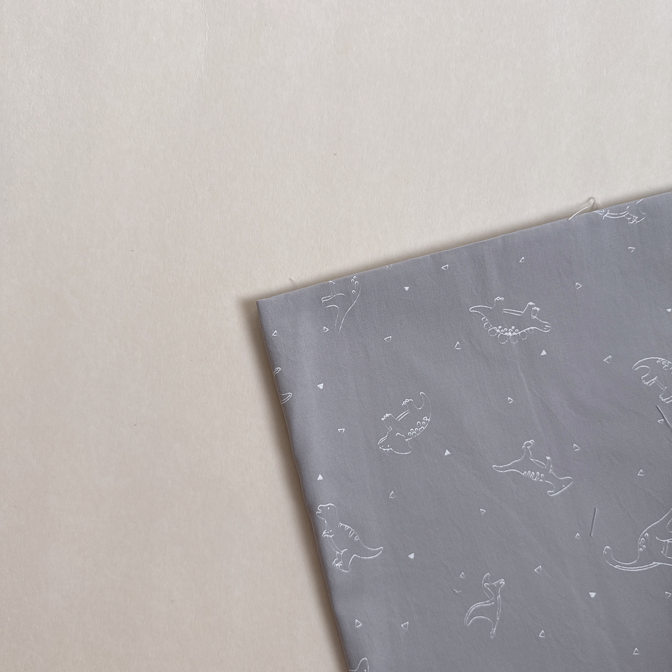 【 選布 】灰底恐龍 01