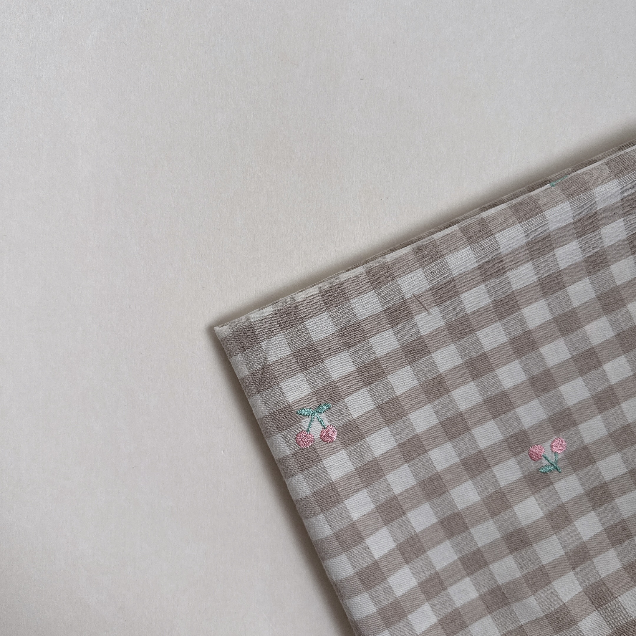 【 選布 】櫻桃刺繡咖色格子 - 水洗棉