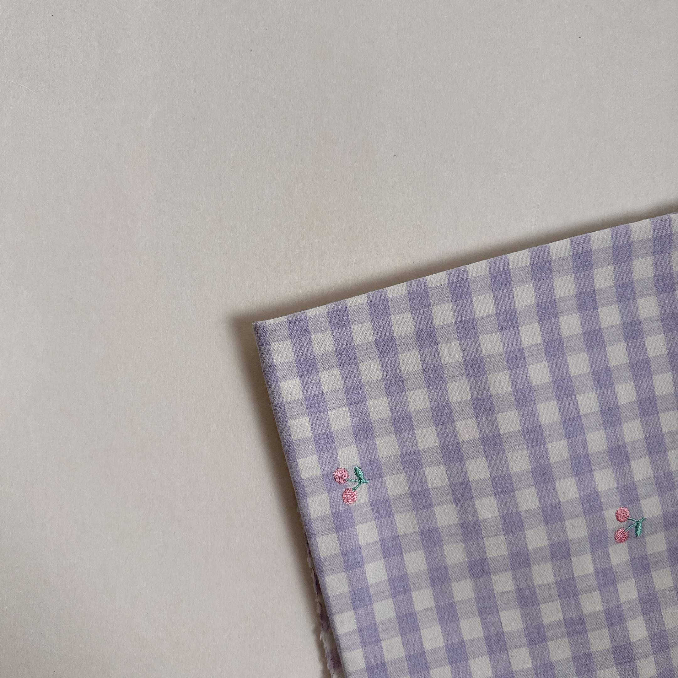 【 選布 】櫻桃刺繡紫色格子 - 水洗棉
