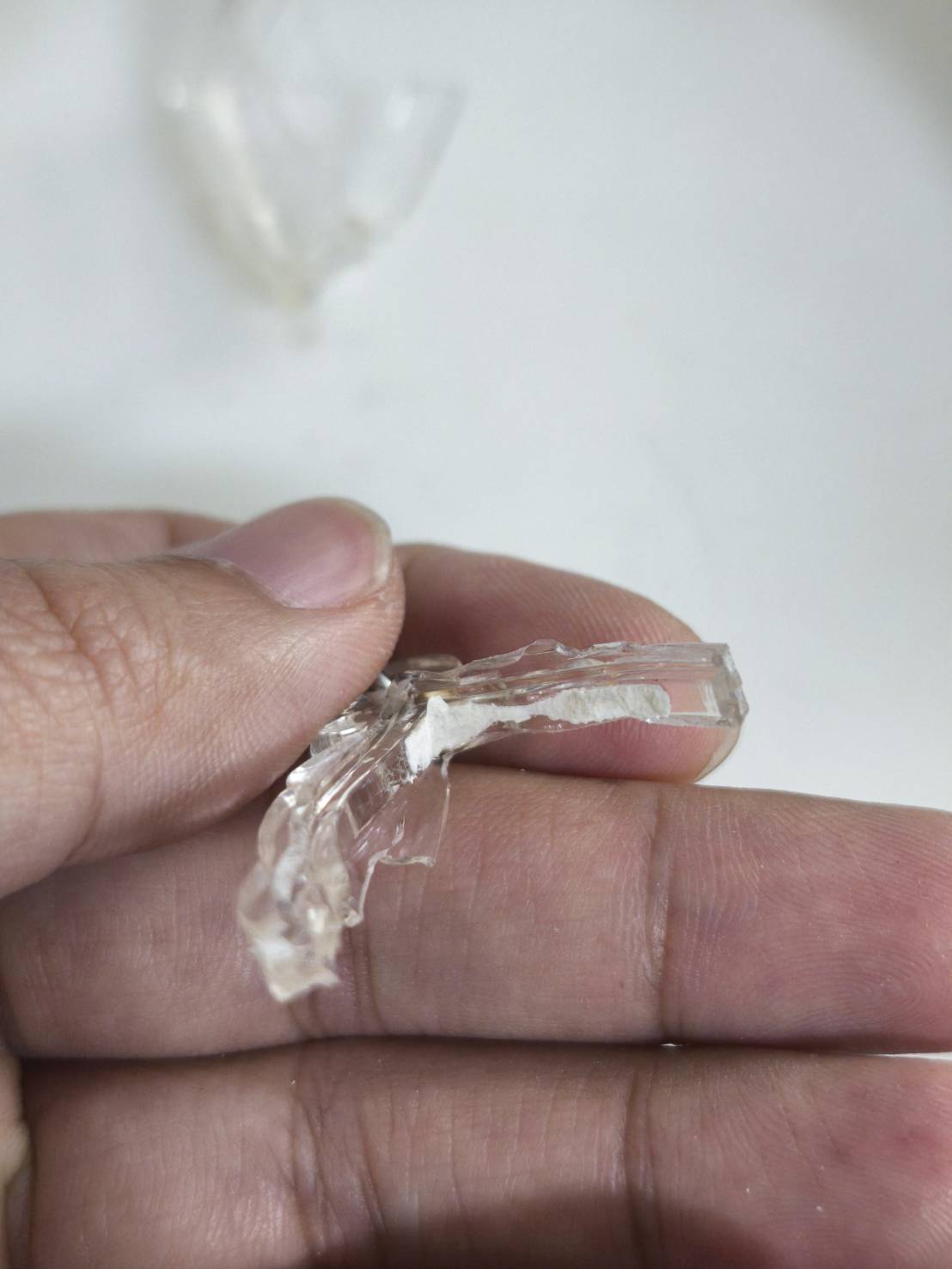 壓克力膠水:是化學焊接還是表面黏合?1