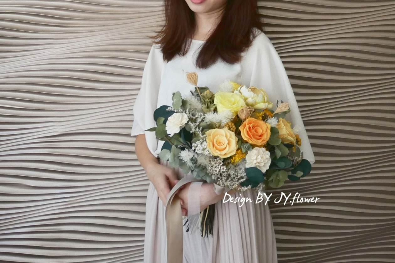 了解永生花捧花的價格範圍、價值優勢，以及為何是輕婚禮與小型婚禮CP值最高的選擇！