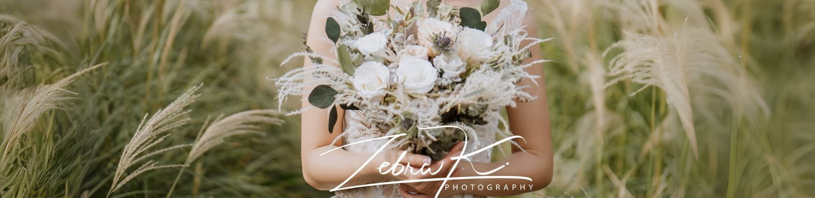 浪漫婚禮花藝設計，新娘捧花與婚紗的完美搭配，另提供結婚登記捧花