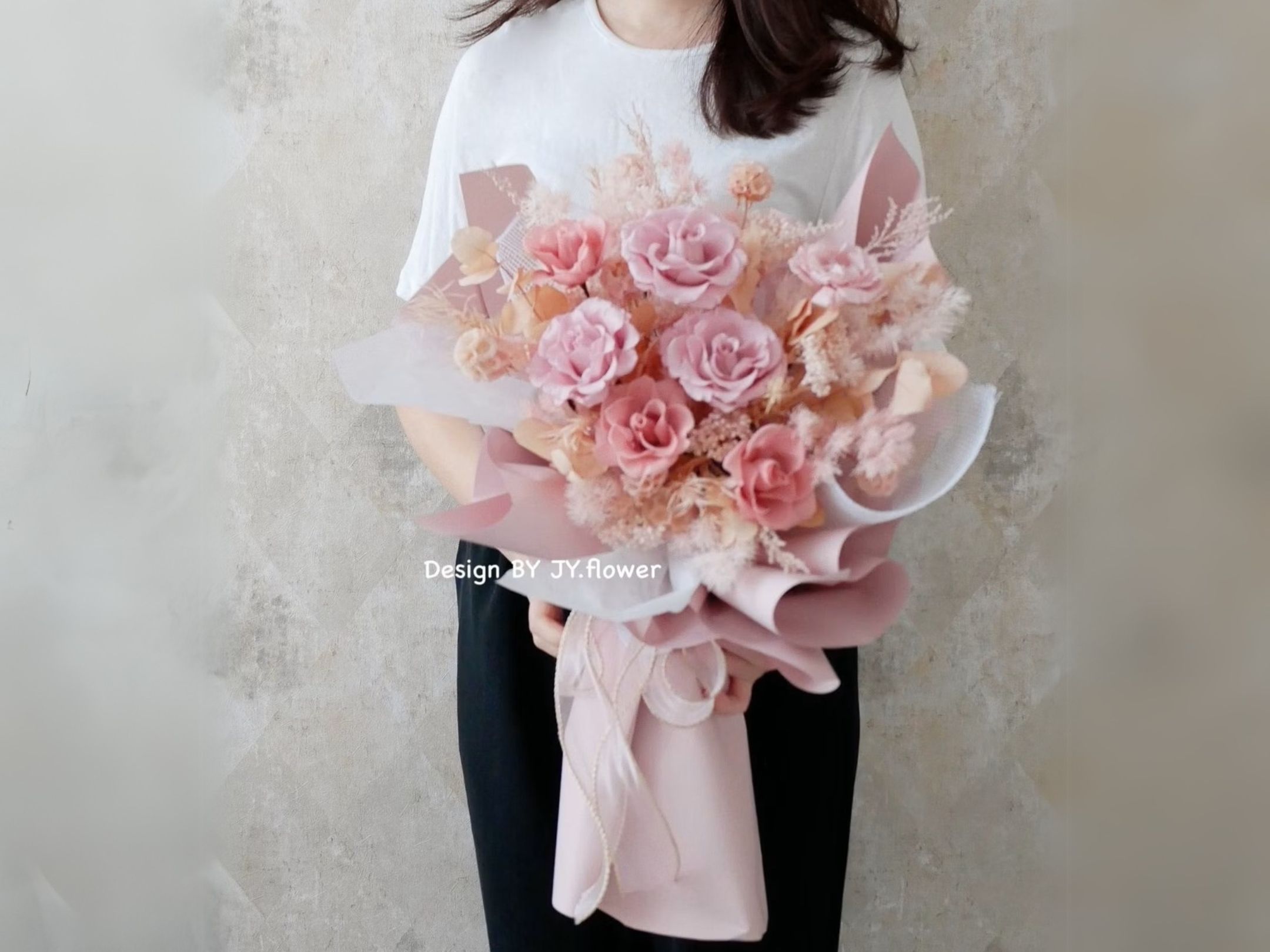 粉色永生玫瑰花束：溫柔甜美，適合浪漫的求婚氛圍。