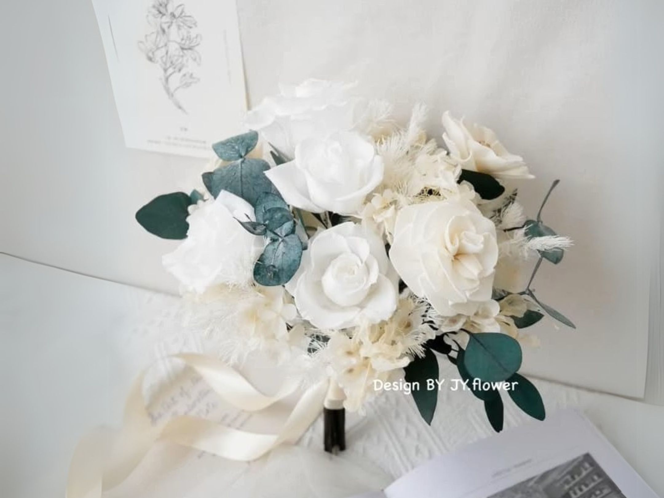 典雅簡約風捧花，選擇 純白色永生捧花，展現溫柔高雅的氛圍。