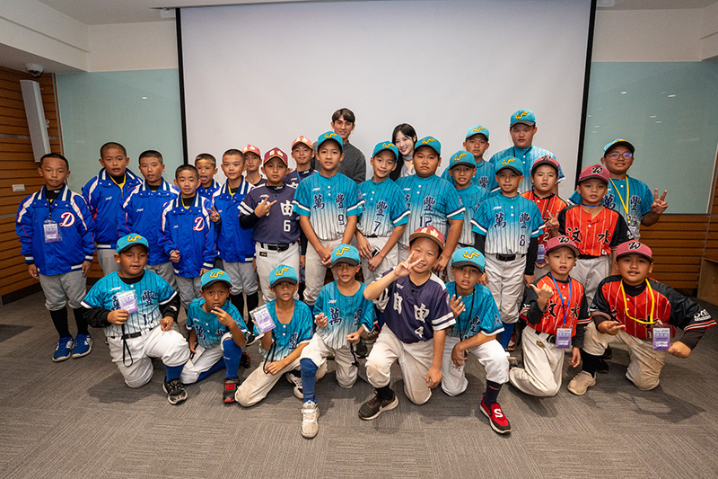 中職球星陳文杰與啦啦隊女神Mingo於球芽基金2025中部頒獎典禮圓滿落幕時，與來自萬豐、四德、自由及汶水國小的棒球隊小球員們開心留下大合照，畫面充滿活力與溫馨。