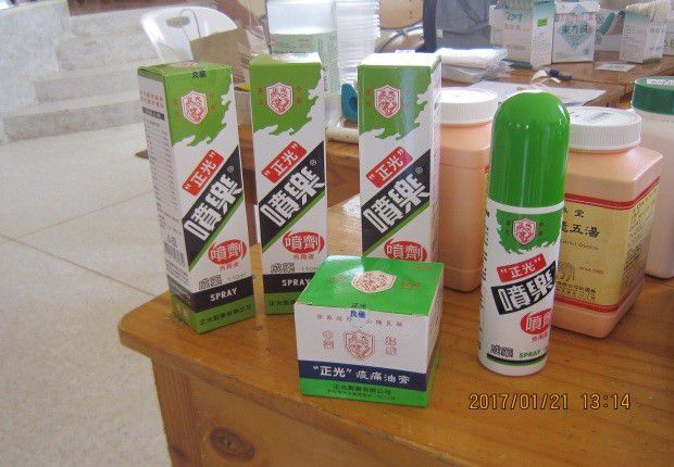中國醫藥大學召集同學組織國際志工,幫小孩用正光油膏舒緩痠痛