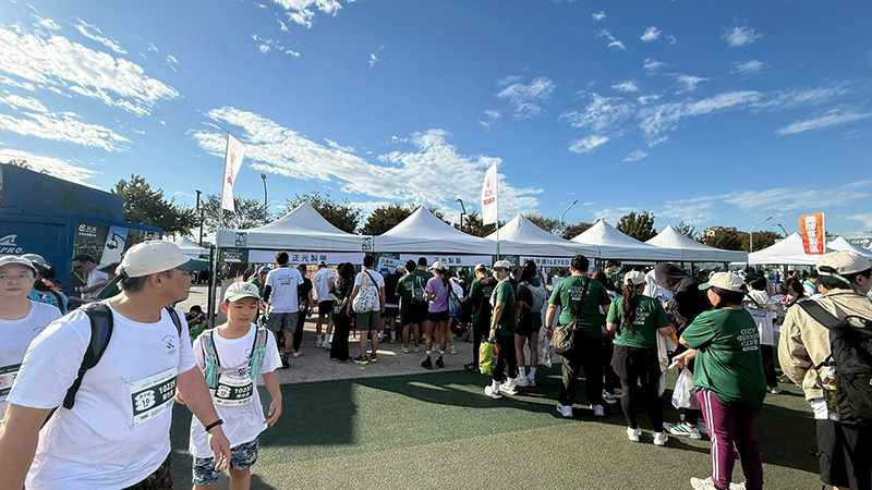 2025慵懶跑者聚樂部台中中央球場活動現場,正光製藥舒緩補給站攤位吸引大量跑者排隊體驗