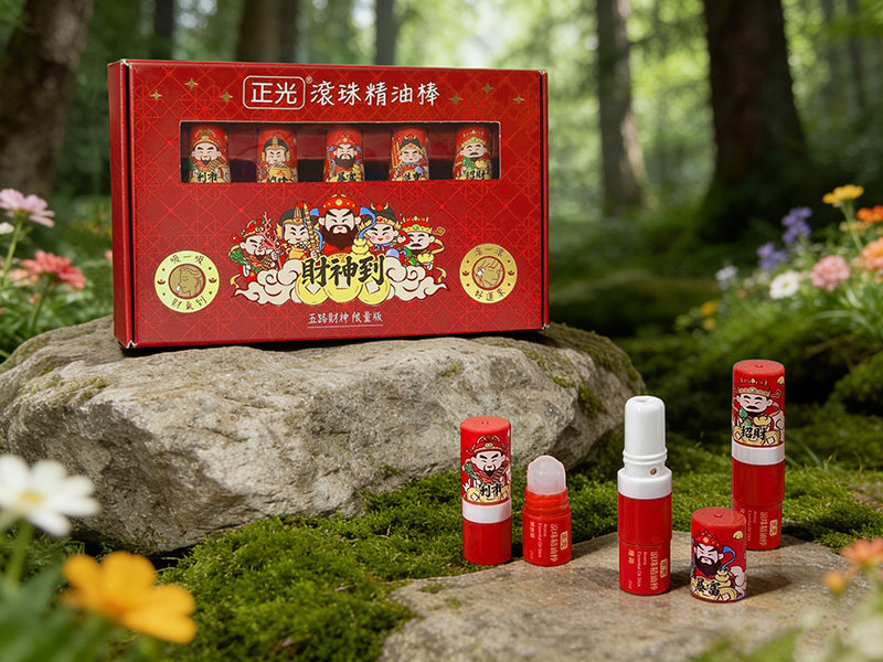 正光製藥五路財神限量版精油棒禮盒，森林系舒壓場景展示暴富、招財、進寶等五款植萃香氛滾珠瓶。
