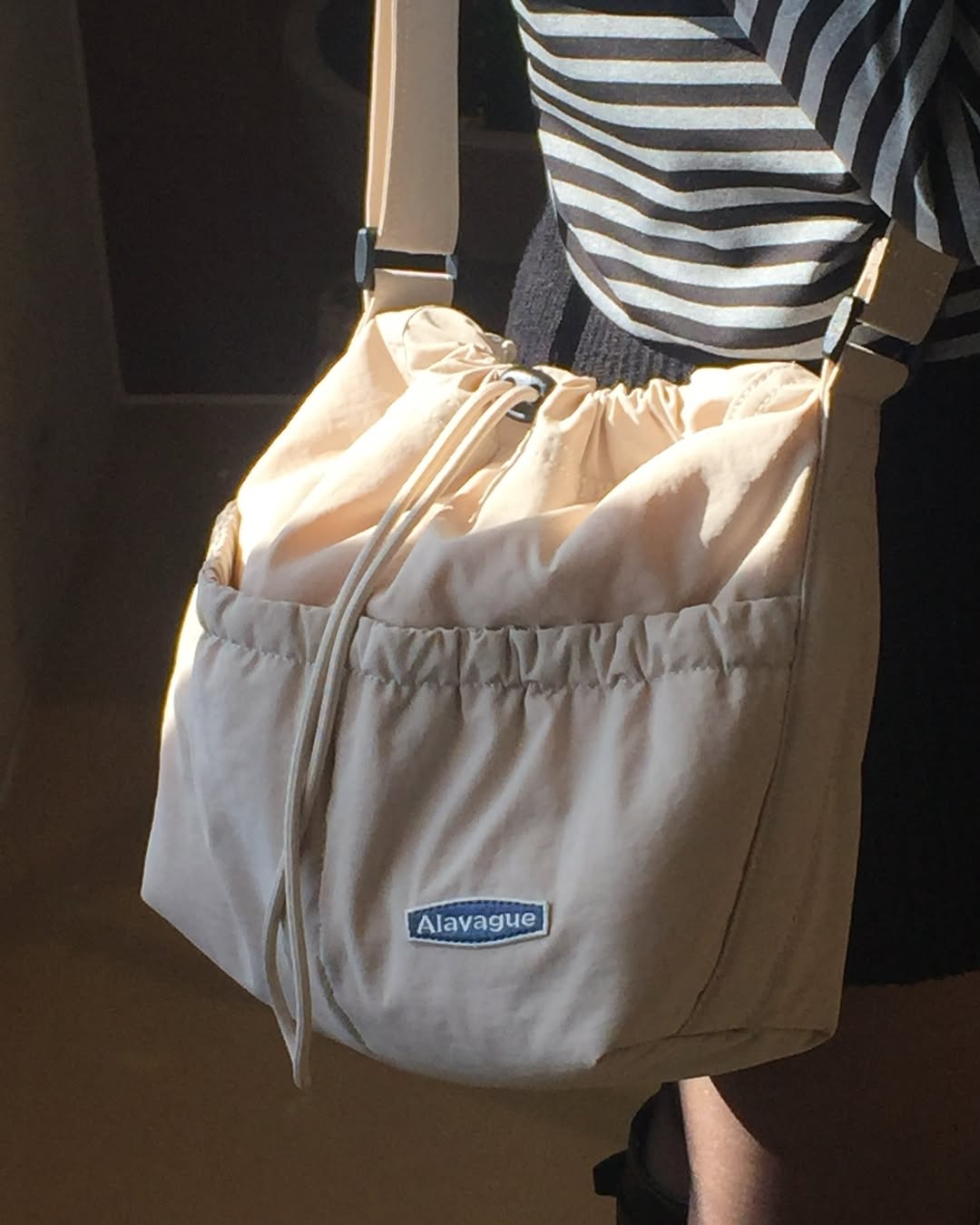 預購］韓國Alavague DUGONG BAG CROSS M 再生尼龍抽繩斜背包