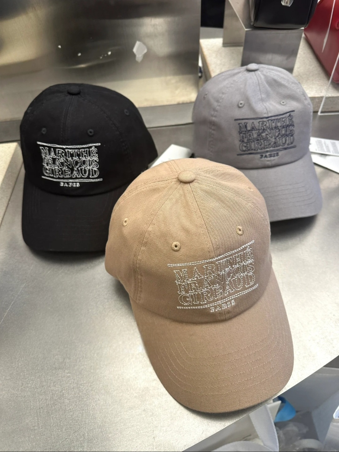 [MARITHE] ★24FW★韓国人気★DOODLE CLASSIC LOGO CAP 現貨秒發⚡️］韓國Marithe 2024 DOODLE CLASSIC LOGO CAP 棒球
