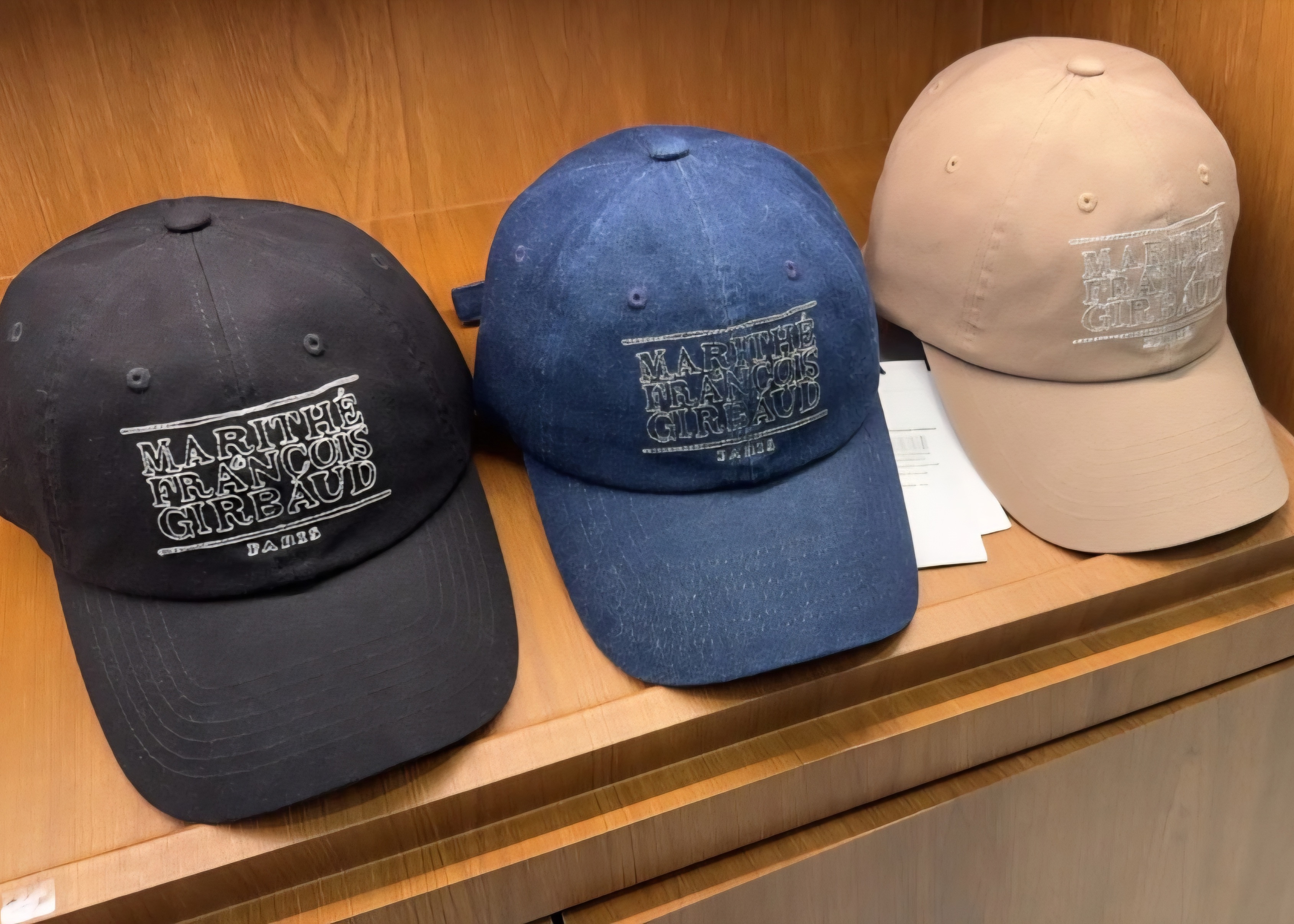 [MARITHE] ★24FW★韓国人気★DOODLE CLASSIC LOGO CAP DOODLE CLASSIC LOGO CAP black - 감도 깊은 취향 셀렉트샵 29CM