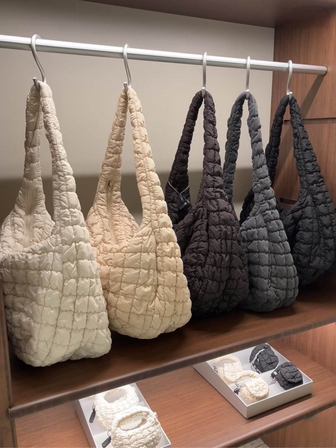 ☆人気☆【COS】☆COS Quilted Oversized Shoulder Ba.g Beige☆ OVERSIZED QUILTED CROSSBODY BAG - LIGHT BEIGE | COS
