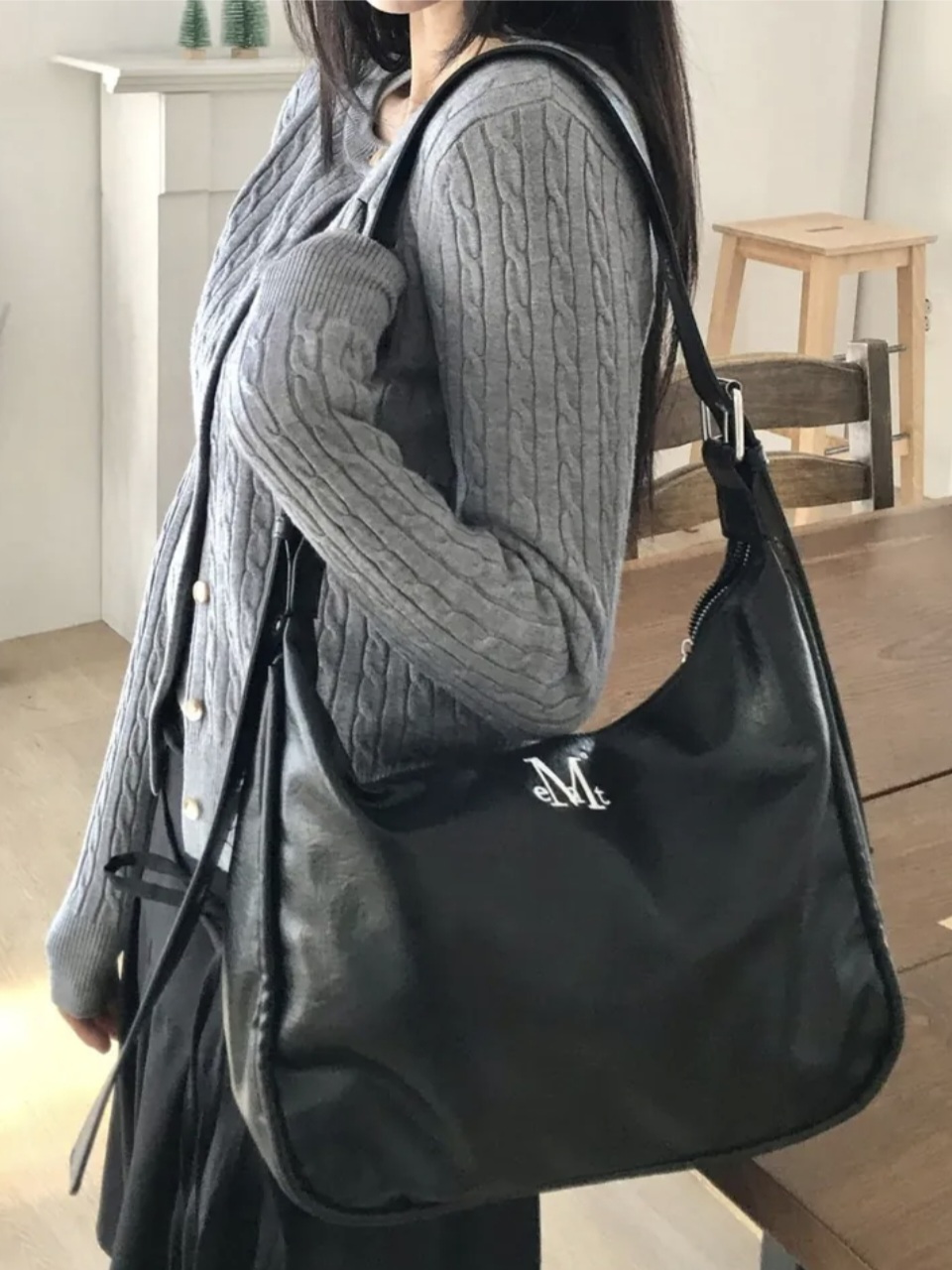 ☆韓国☆［MUCENT］POT DOUBLE WRINKLE LEATHER SHOLDER BAG 2C MUCENT | POT DOUBLE WRINKLE LEATHER SHOULDER BAG UNISEX