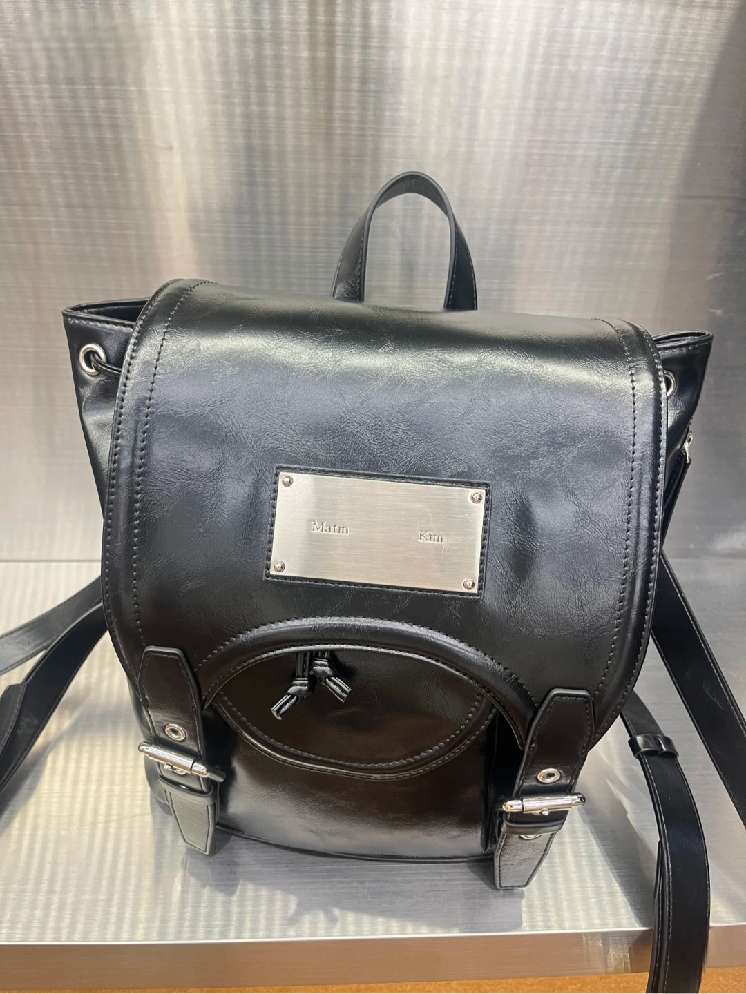 現貨秒發⚡️］韓國MATIN KIM 2025 BUCKLE DETAIL BACK PACK 鐵