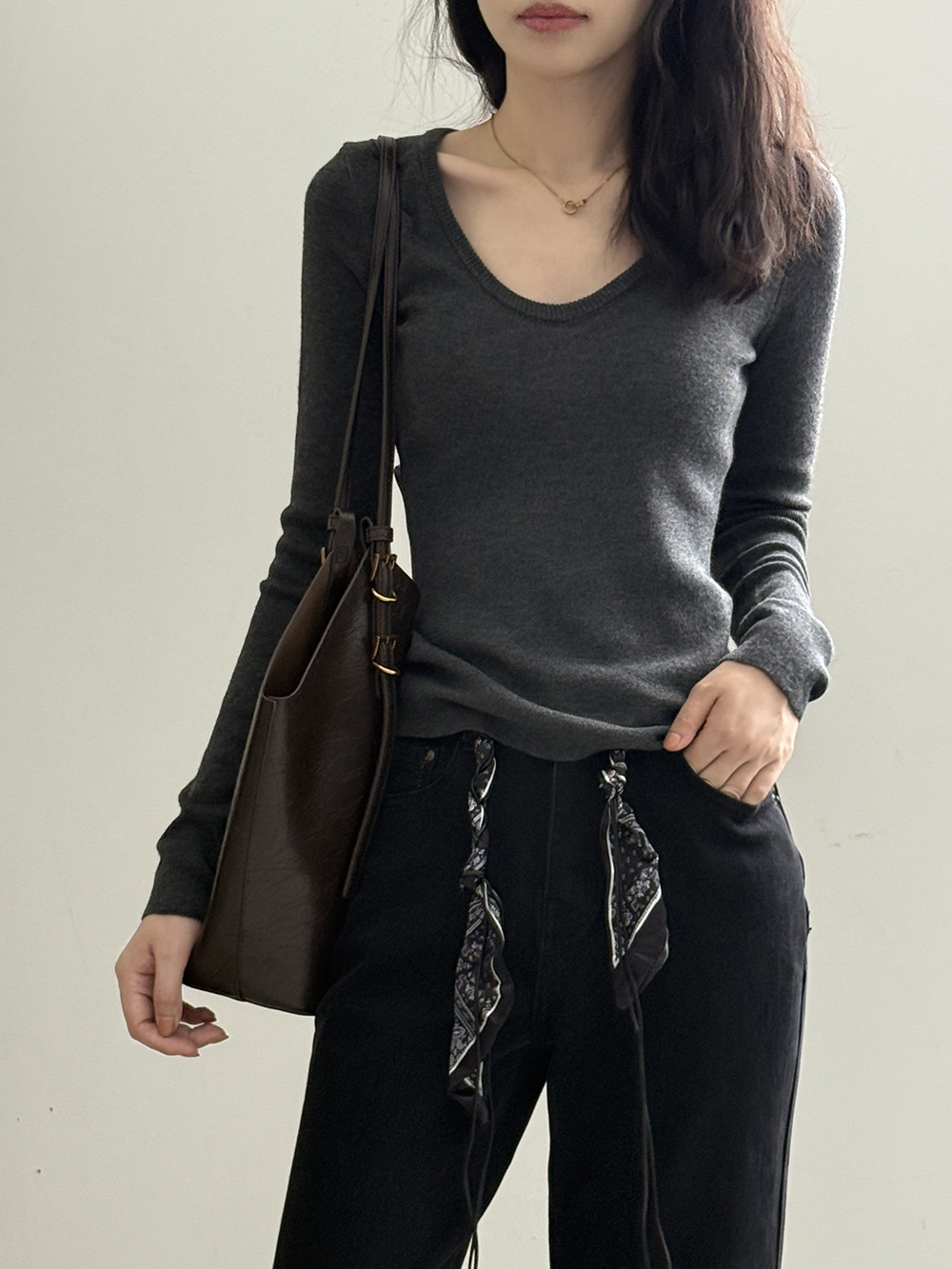 Ｕ領內搭長袖針織衫