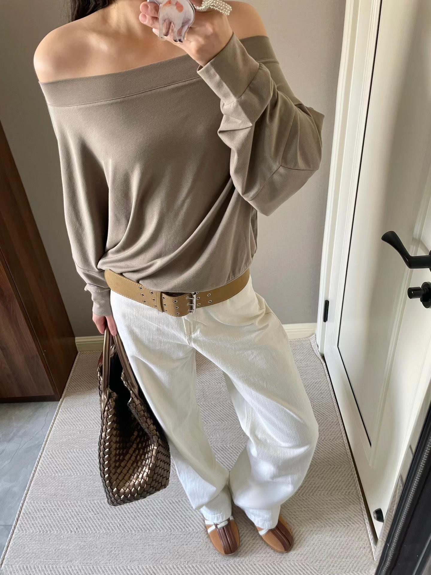 純色慵懶一字肩斜肩彈性長袖上衣 純色慵懶一字肩斜肩彈性長袖上衣