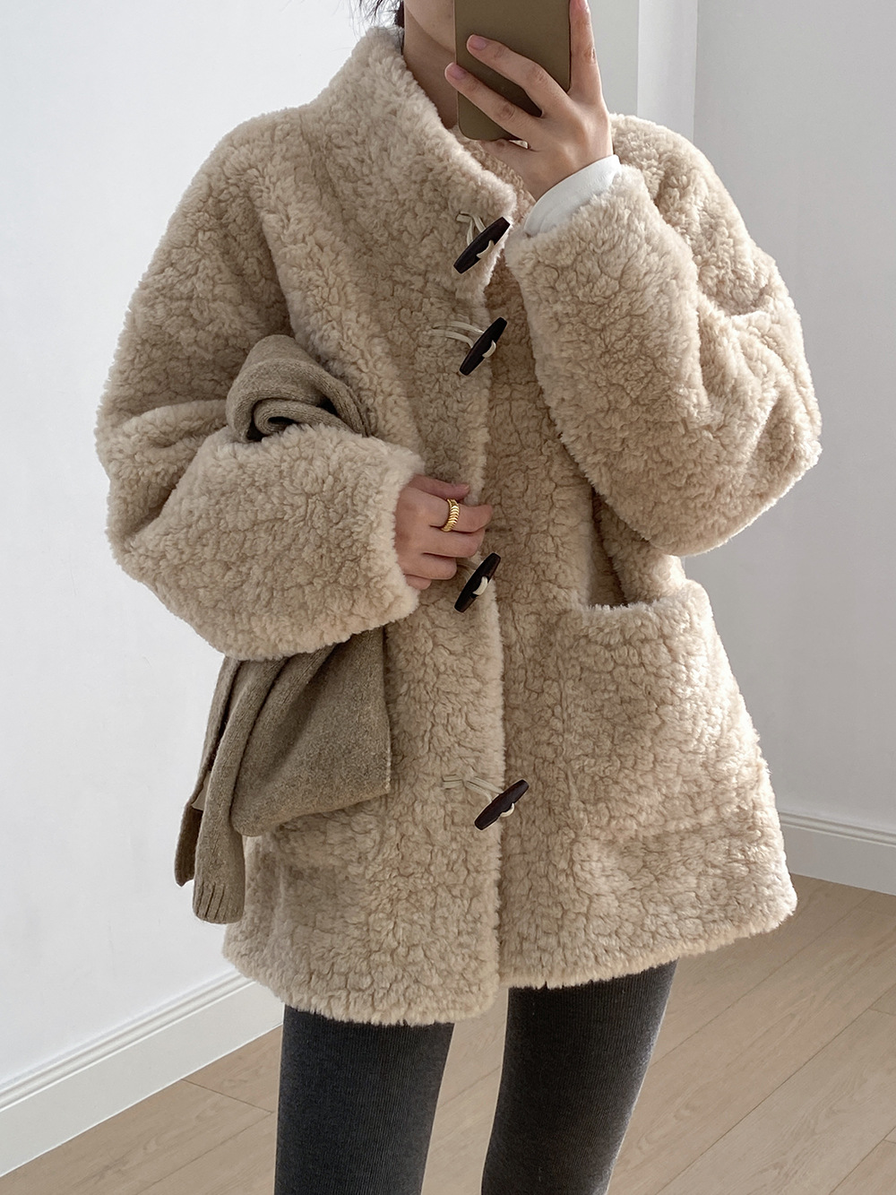 慵懶牛角扣羊羔毛外套 慵懶牛角扣羊羔毛外套