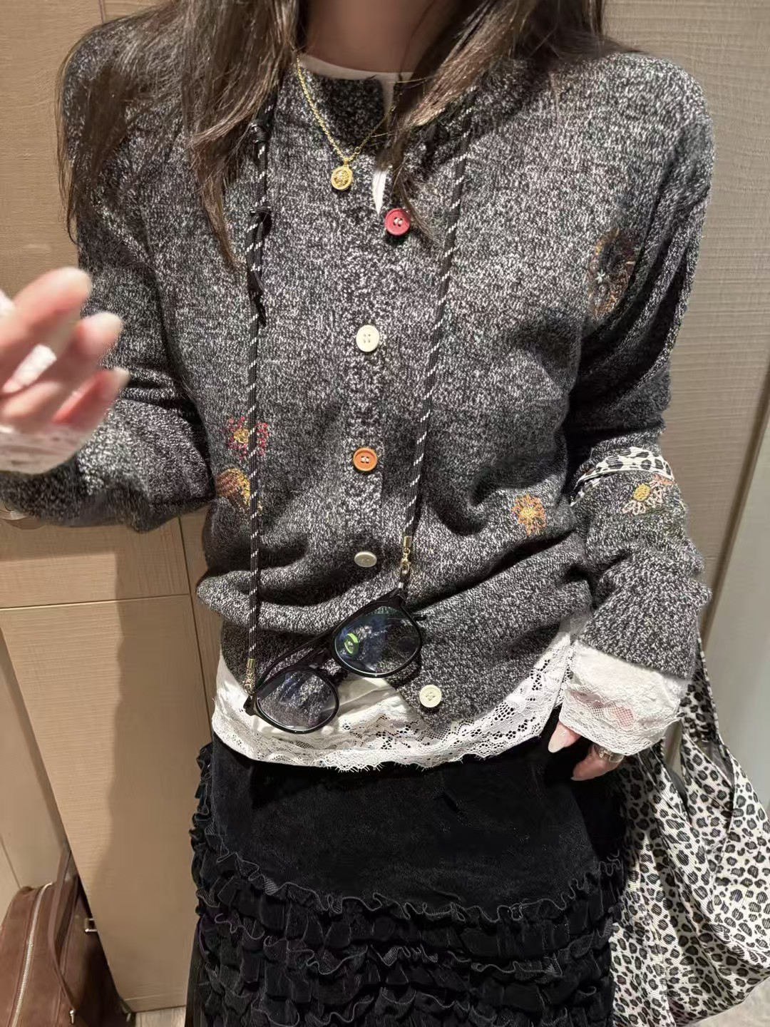 花灰羊毛刺繡雜色小開衫 花灰羊毛刺繡雜色小開衫