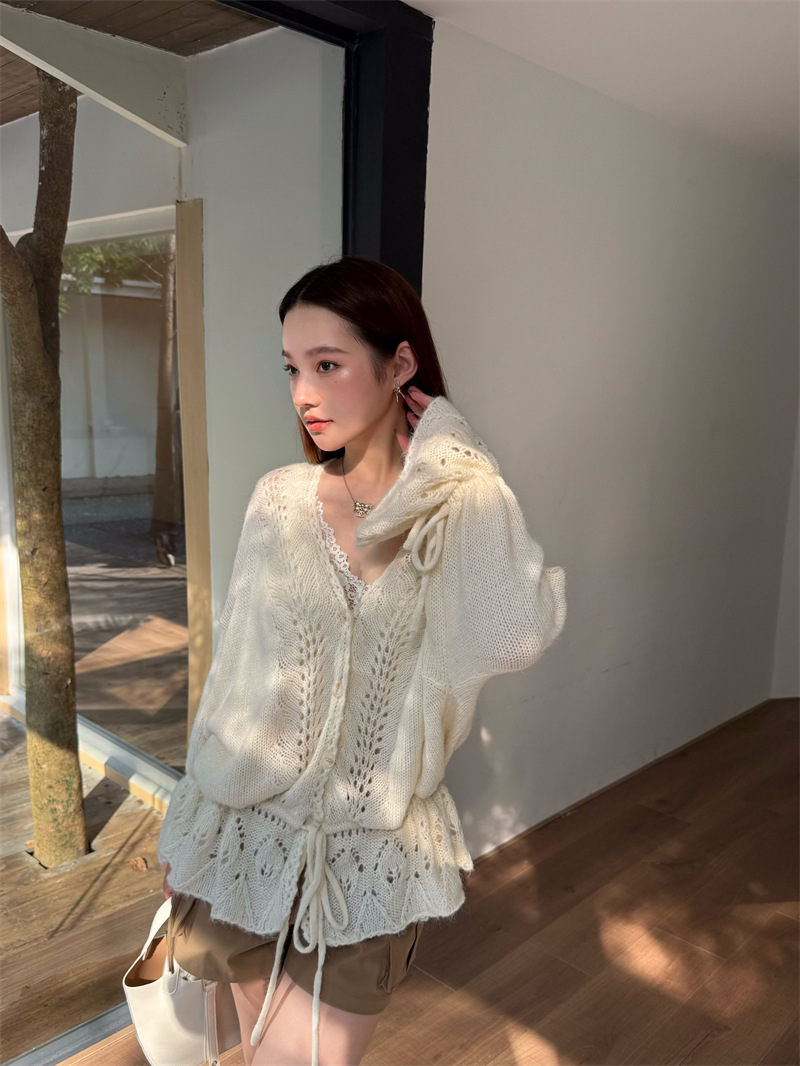 重工手工鉤花鏤空抽繩V領毛衣