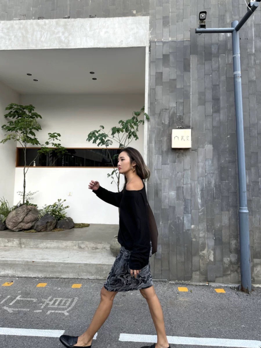 純色慵懶一字肩斜肩彈性長袖上衣