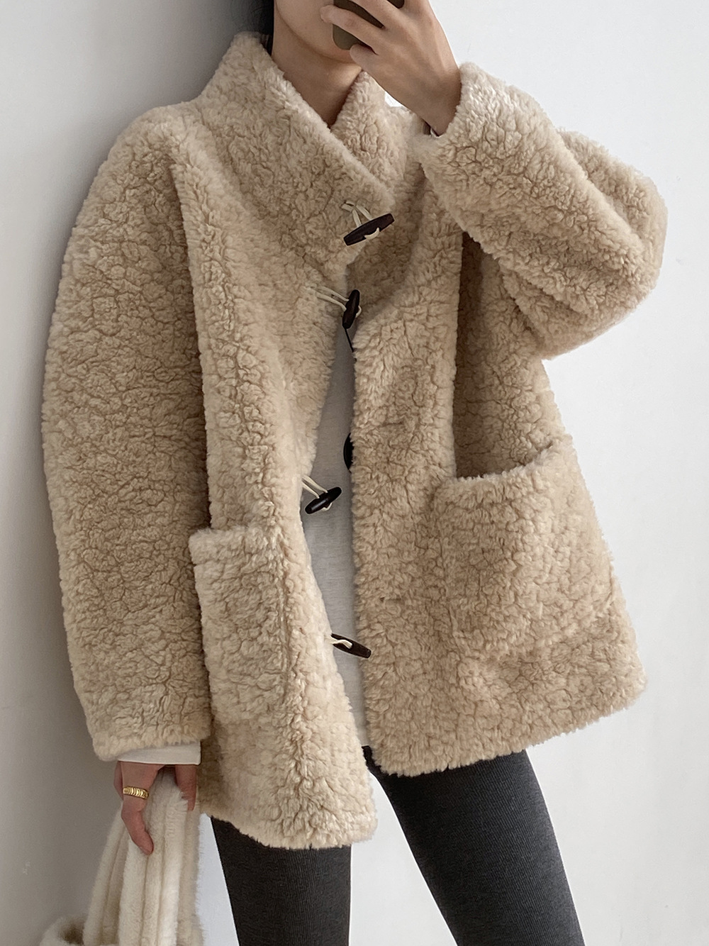 慵懶牛角扣羊羔毛外套