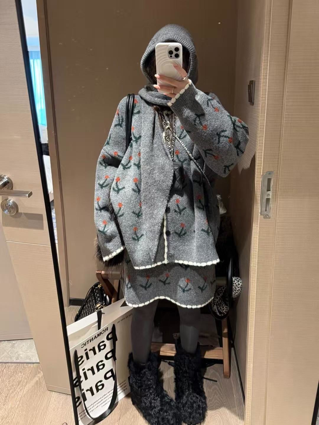 牛絨櫻桃開衫中半身裙套裝 牛絨櫻桃開衫中半身裙套裝