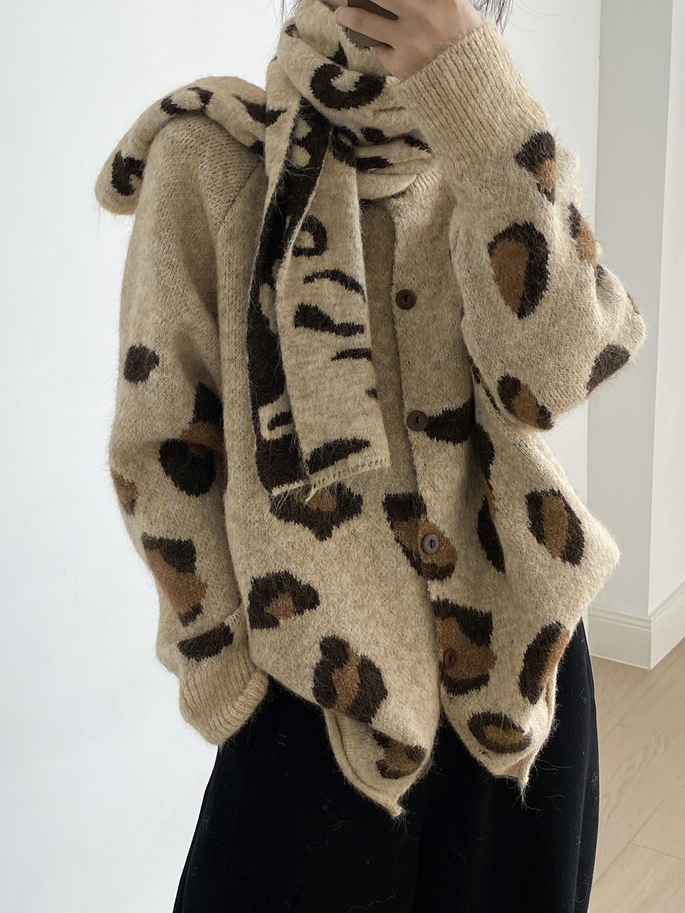 豹紋開衫針織毛衣(含圍巾) 豹紋開衫針織毛衣(含圍巾)