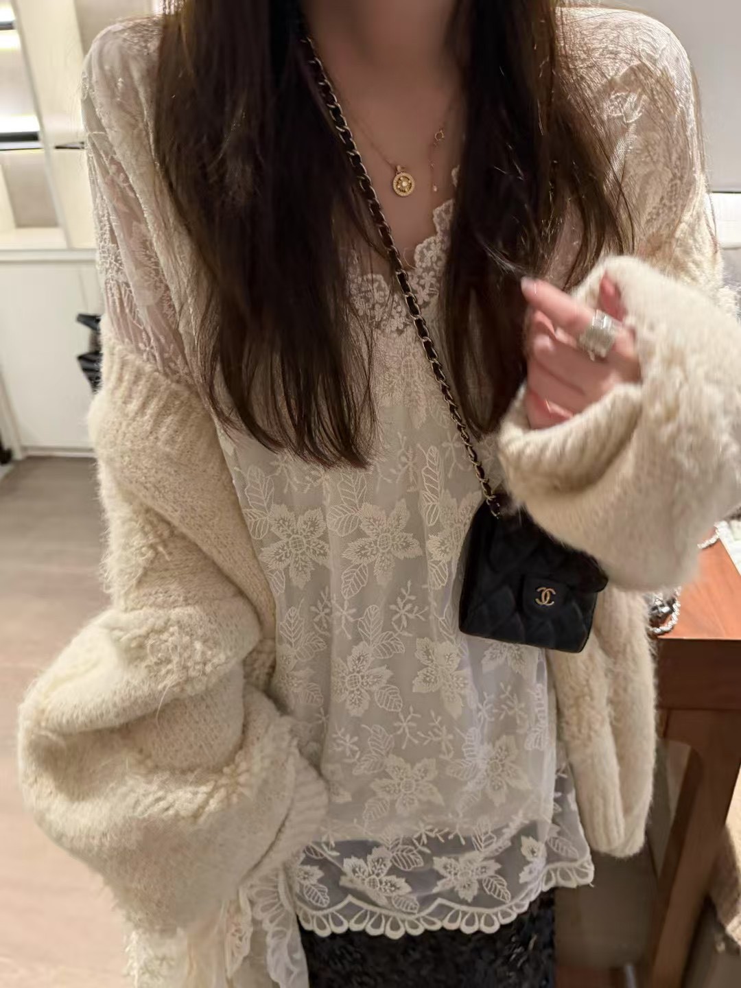 內搭蕾絲圍巾刺繡上衣 內搭蕾絲圍巾刺繡上衣