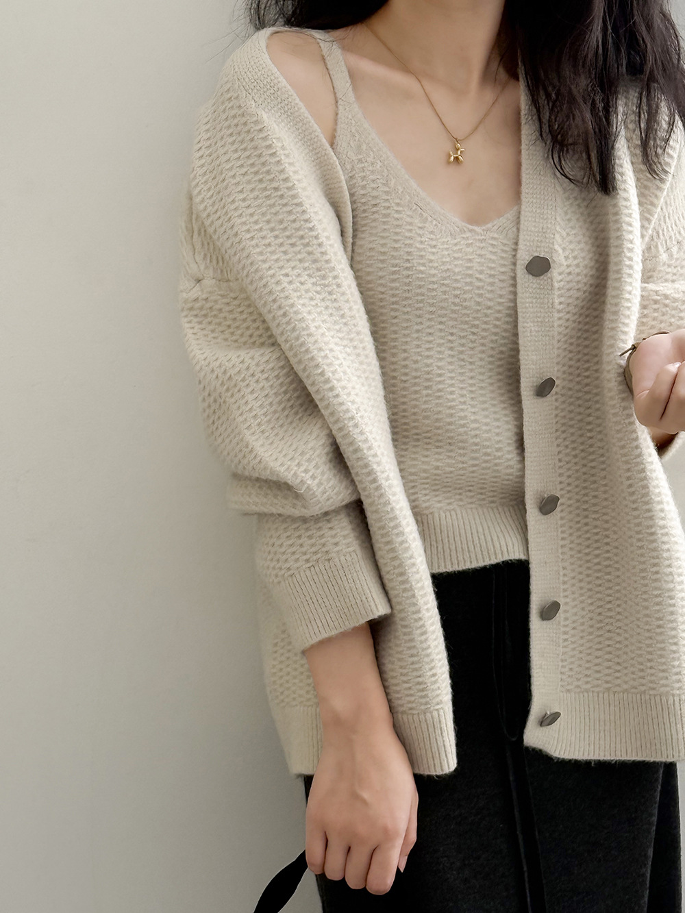 Ｖ領單排釦針織開衫＋簡約吊帶背心兩件套