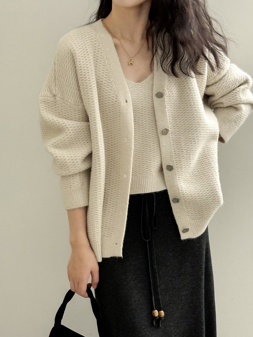 Ｖ領單排釦針織開衫＋簡約吊帶背心兩件套