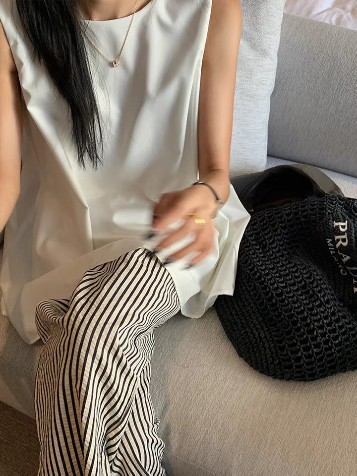 法式無袖涼涼款露背寬鬆襯衫上衣 法式無袖涼涼款露背寬鬆襯衫上衣