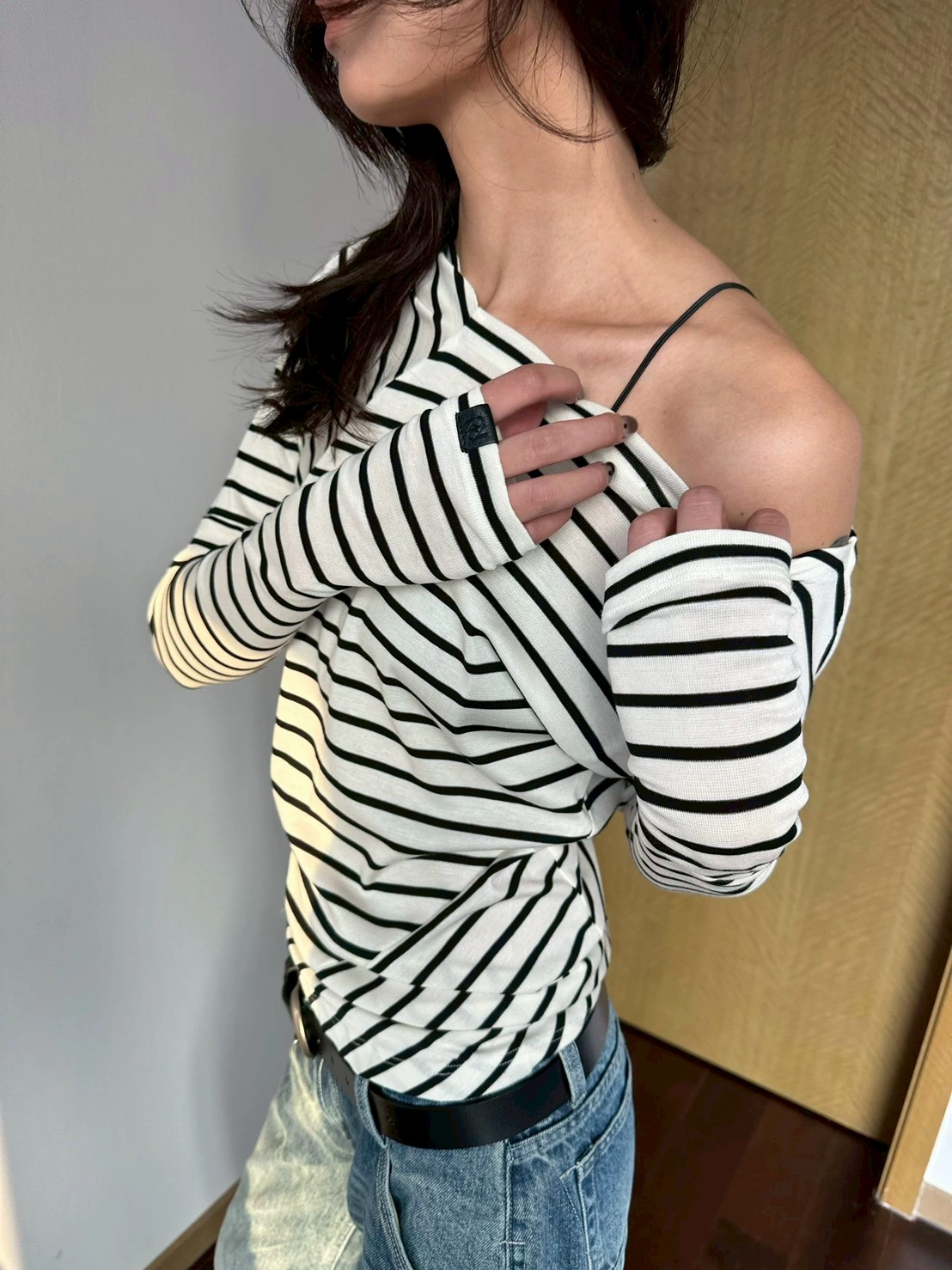 不規則剪裁露肩羊毛針織上衣 不規則剪裁露肩羊毛針織上衣