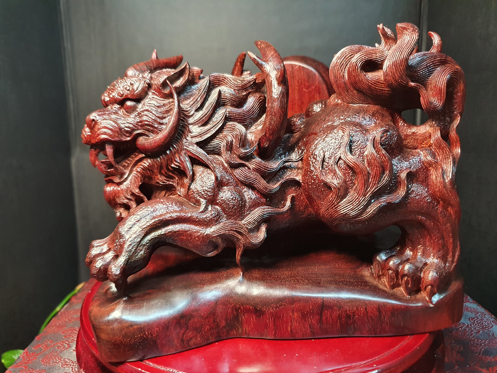 青磁彫刻雙獅子頭枕 散らさ