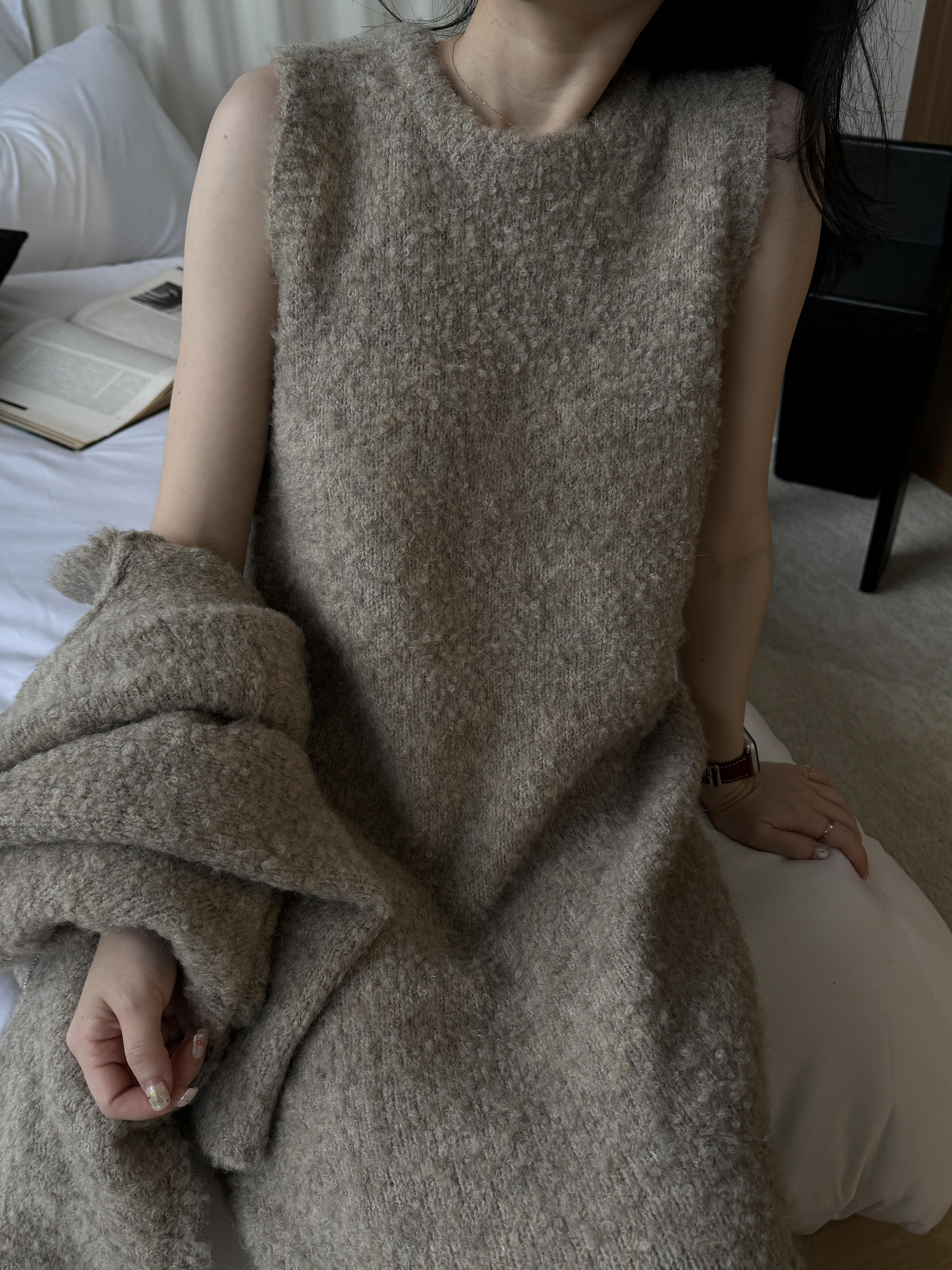 現貨!獨家訂製!回歸) 高CP值!親膚QQ毛背心洋+小翻領外套SET 2色5